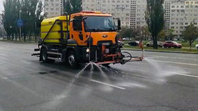 На миття доріг Луцької громади витратять майже 200 тисяч