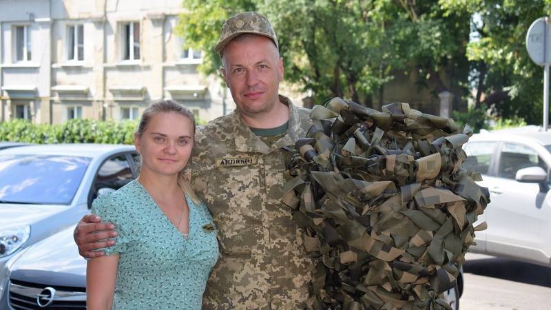 Працівники ЦНАПу сплели для бійців волинської бригади маскувальну сітку
