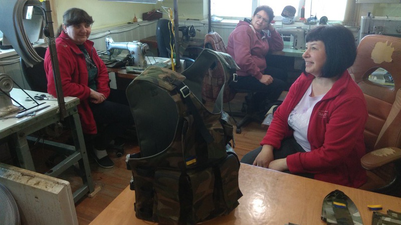 Волиняни варять бронепластини та шиють для них плитоноски