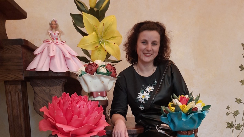 Волинянка виготовляє кількаметрові квіти та оригінальні світильники