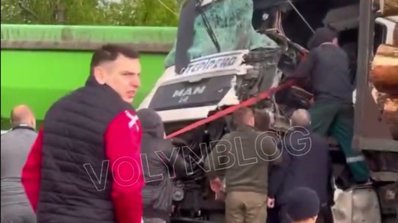 Травмувалися двоє дорослих та дитина: розповіли в якому стані постраждалі у ДТП в Луцькому районі