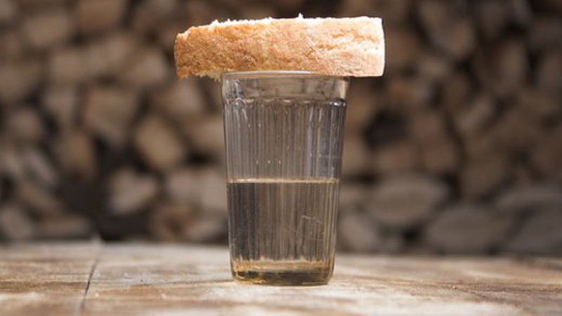 На Одещині 6-річний хлопчик напився горілки на цвинтарі