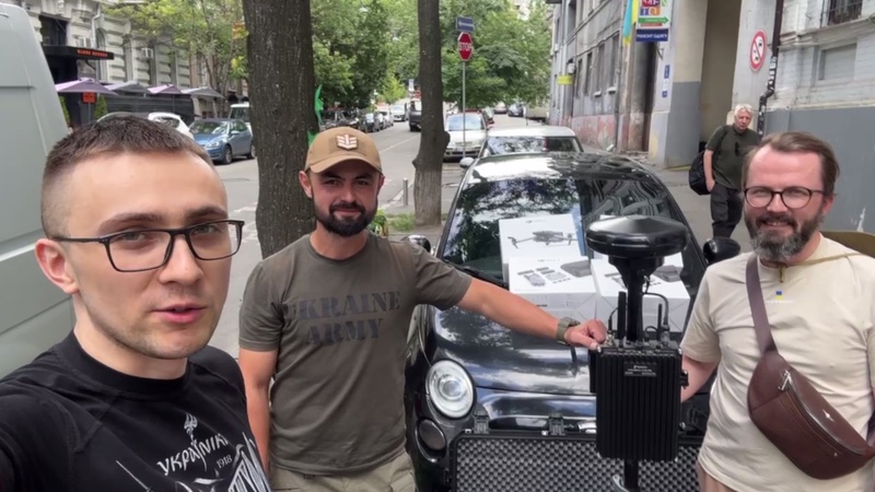 Активіст Стерненко передав для бійців Волинської тероборони детектор дронів та чотири «мавіки»