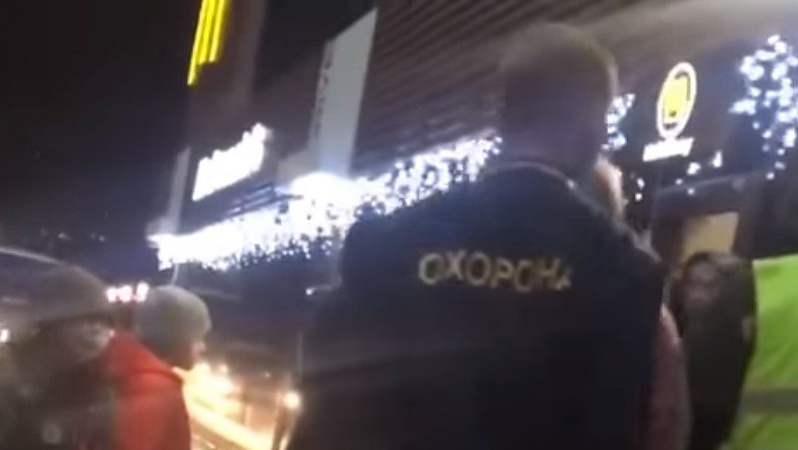 Біля луцького ТРЦ скандальна жінка кидалася на охоронців. ВІДЕО 18+