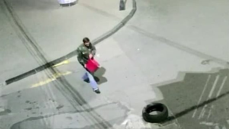 У Володимирі чоловік серед ночі «латав» непотребом дорогу