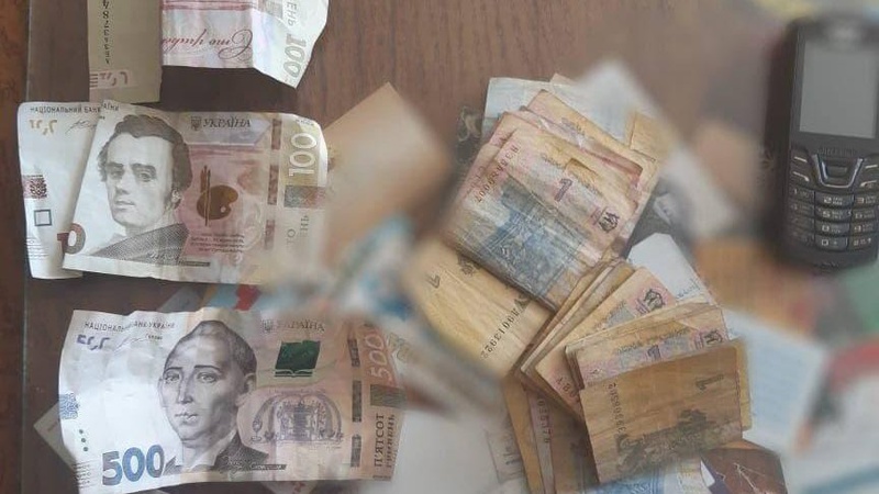 Волинянин побив та пограбував товариша, а згодом «обчистив» сумку його співмешканки