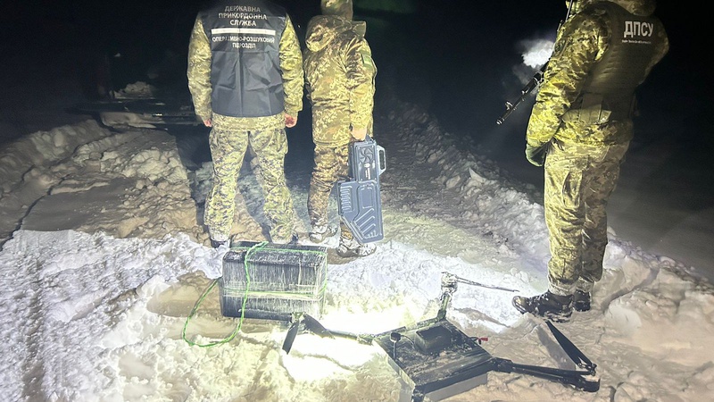 Волинські прикордонники приземлили дрон з куривом, яке летіло до Польщі