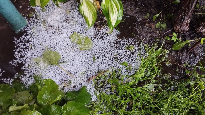 Засипало градом та затопило дороги: наслідки негоди в місті на Волині.ФОТО