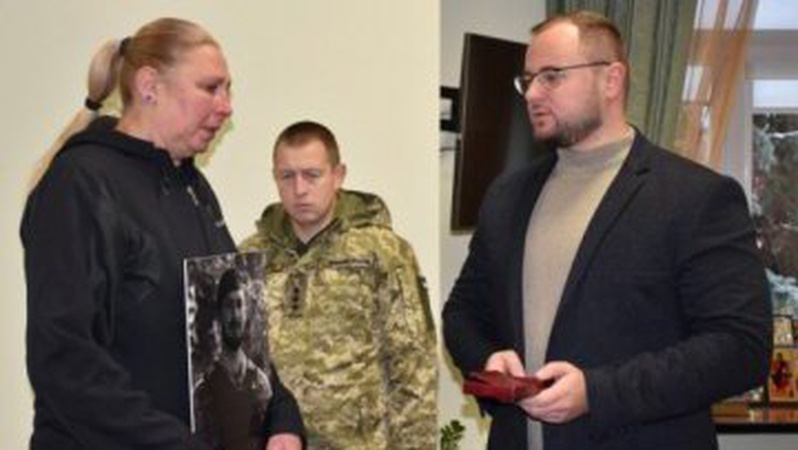 Мер Луцька вручив матері орден загиблого сина-Героя. ФОТО