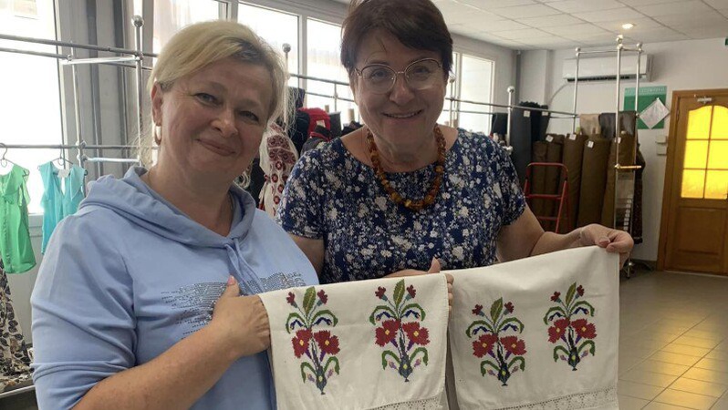 Волинянка показала вінчальні рушники, вишиті майже століття тому