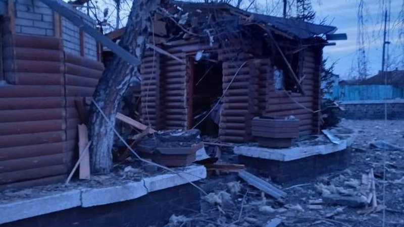 Російські окупанти ракетами обстріляли селище на Київщині. ФОТО. ВІДЕО