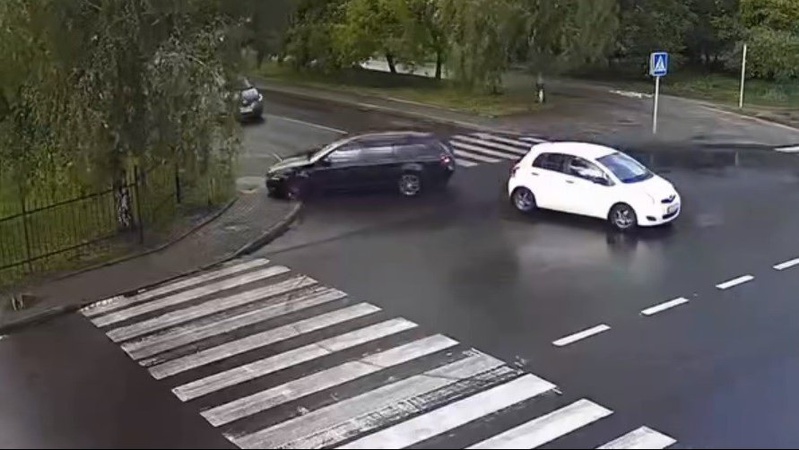 У Луцьку автівка протаранила паркан і стовб. ВІДЕО