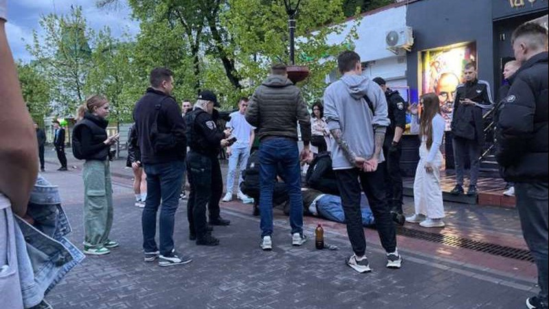 «Чіплявся» до дитини: у центрі Луцька скрутили чоловіка .ФОТО