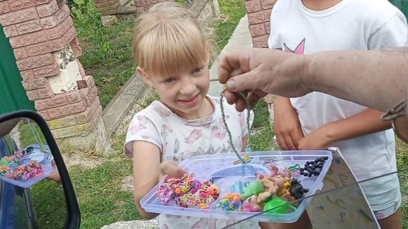 Збирають гроші для ЗСУ: юні волиняни на «блокпостах» продають вироби ручної роботи