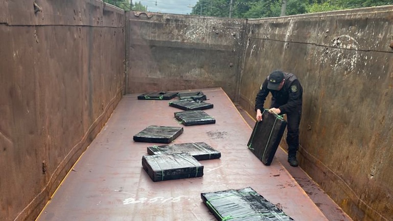 Волинські прикордонники у потязі знайшли контрабандні цигарки з GPS трекером