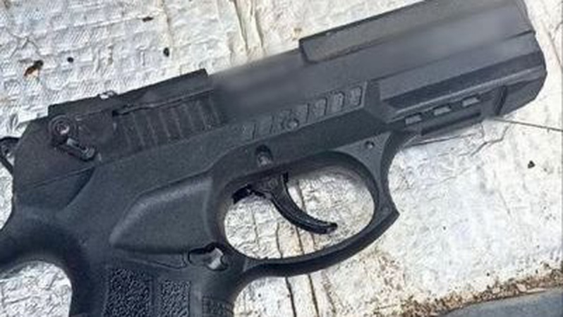 Волинські патрульні на блокпості знайшли пістолет у водія