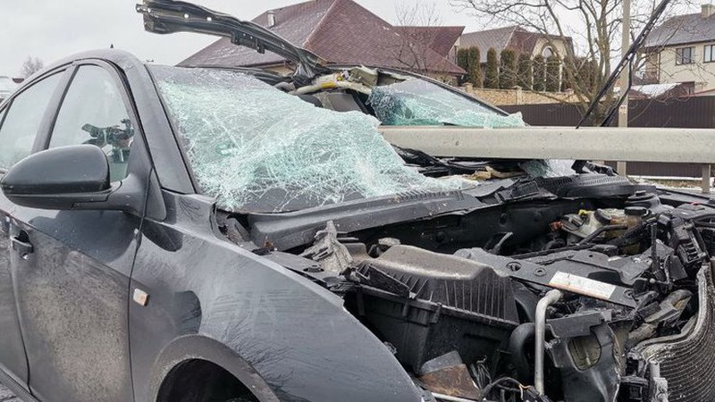 «Заснув за кермом»: під Луцьком водій в’їхав у відбійник. Що розповіли очевидці. ФОТО. ВІДЕО