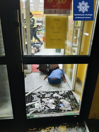 Лучанка з балкону почула, як в магазин вдерся злодій. ФОТО
