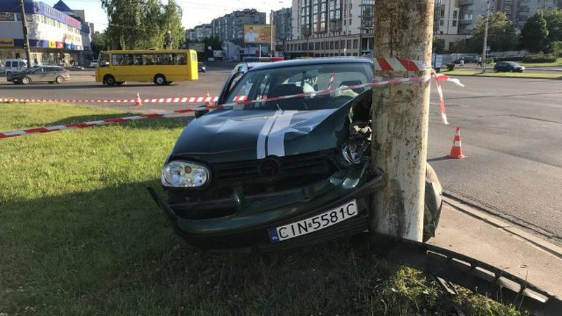 У Луцьку п’яний на «євроблясі» влетів у стовп. ФОТО