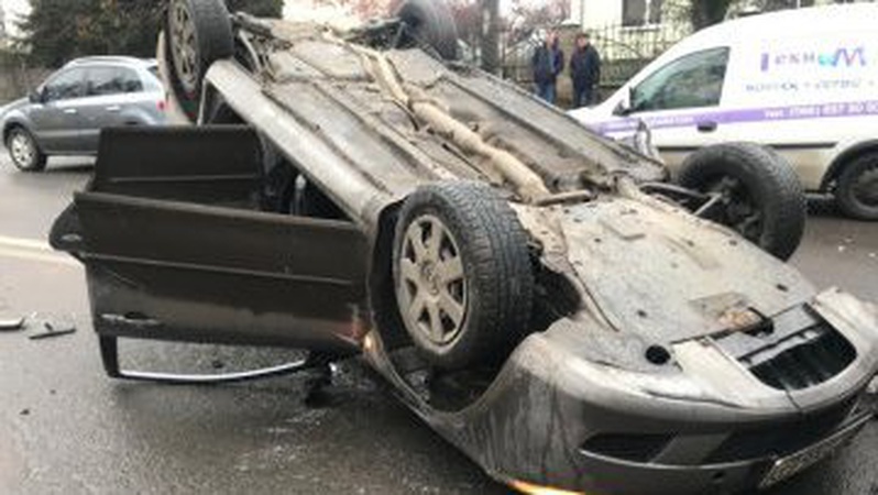 У Луцьку на Львівській сталася аварія: авто перекинулося на дах. ФОТО