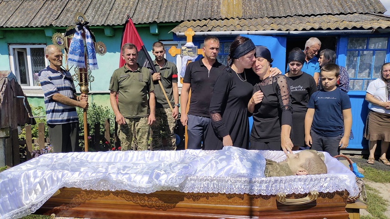 Важка хвороба обірвала молоде життя: На Волині попрощалася із померлим Героєм Андрієм Гурським