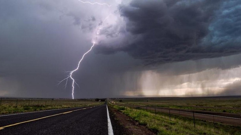 На Волинь суне гроза