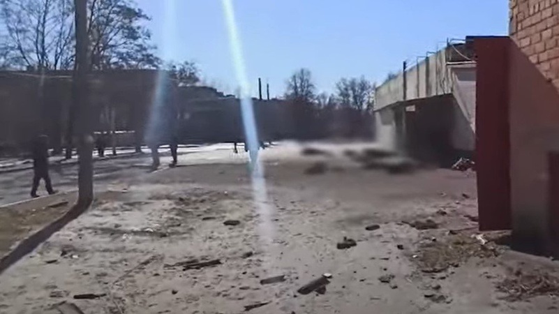 У Чернігові російські війська обстріляли людей, які стояли в черзі за хлібом. ВІДЕО 18+