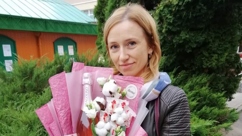 Волинянка плете з ниток ангелів, аби допомогти ЗСУ