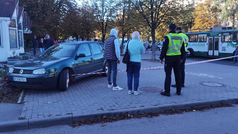 Повідомили про стан чоловіка, якого авто збило на зупинці у Луцьку