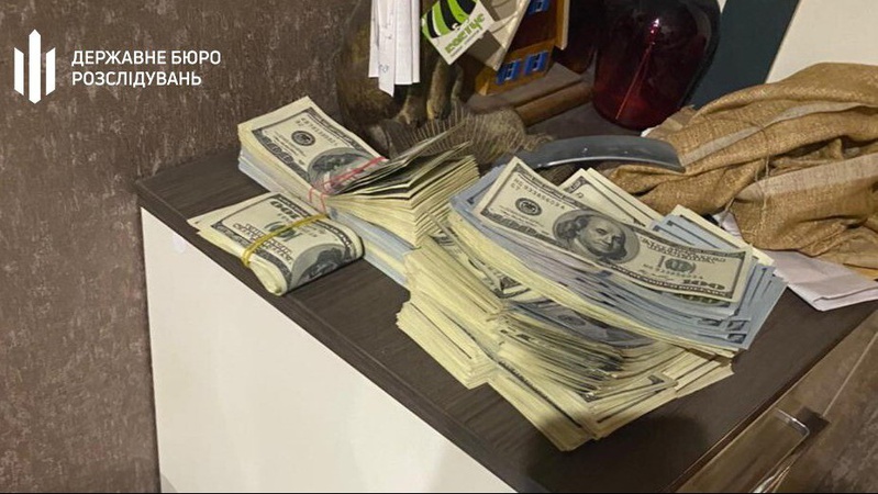Доларами встелене все ліжко: ДБР затримало на хабарі одного із керівників «Чорноморськ-порт»