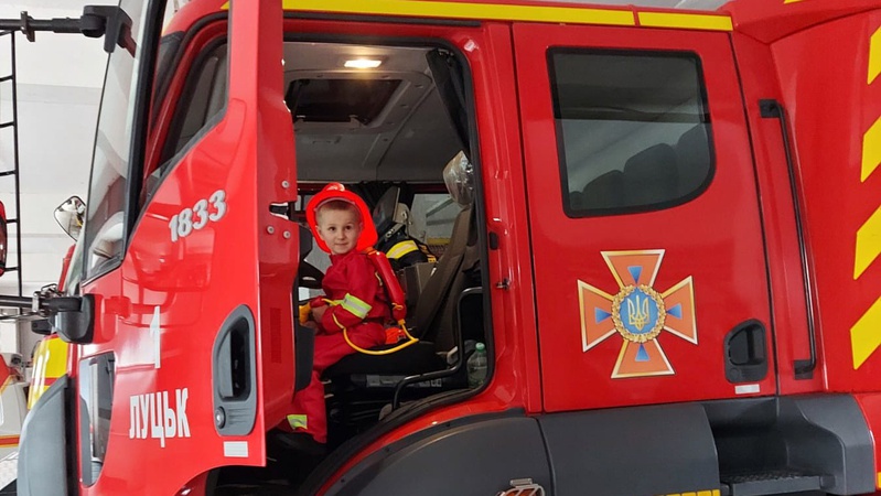 У Луцьку 5-річний хлопчик у свій день народження побував за кермом пожежного авто. ФОТО