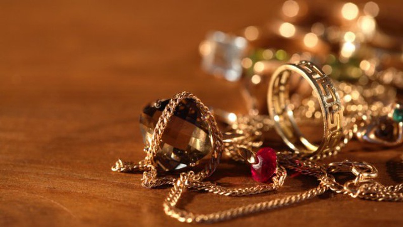 Пошкодив двері та проник у квартиру: на Волині чоловік викрав ювелірних виробів на 50 тисяч гривень