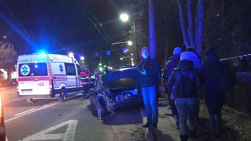 БМВ врізалося в «мерседес»: подробиці ДТП у Луцьку