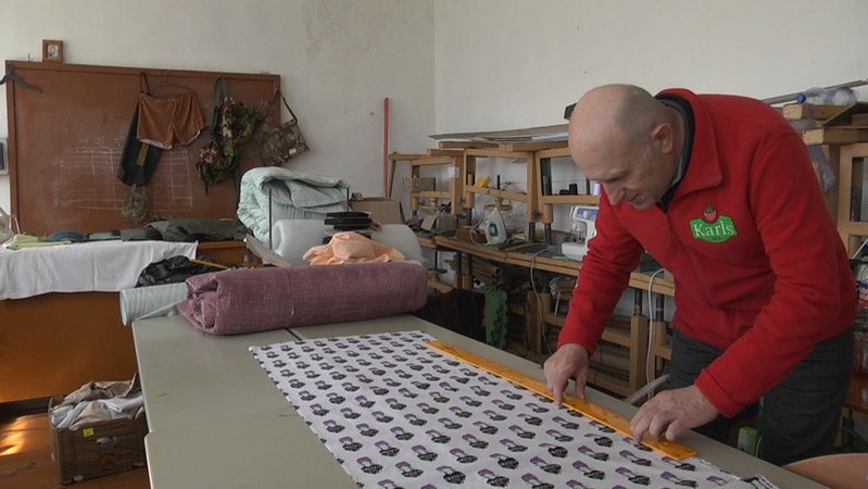 На Волині шиють безкаркасні ноші, тактичні килимки та намети-пончо