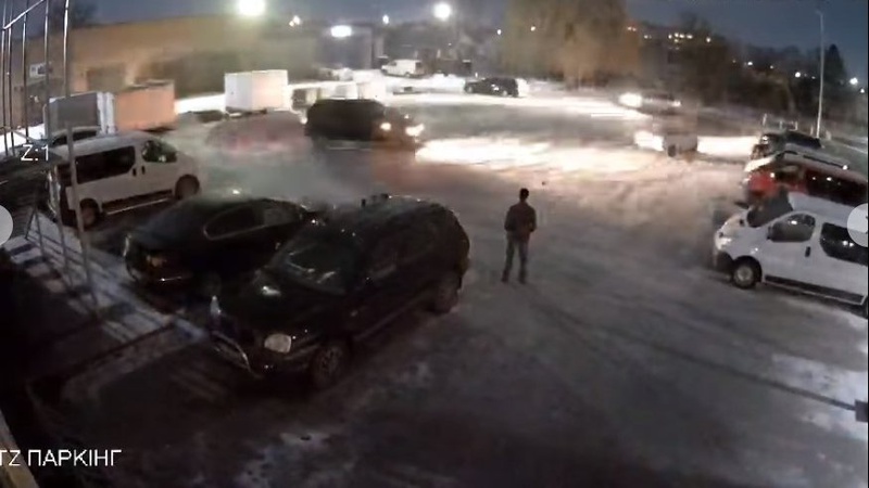 У місті на Волині любителі автоекстриму влаштували дрифт на парковці. ВІДЕО