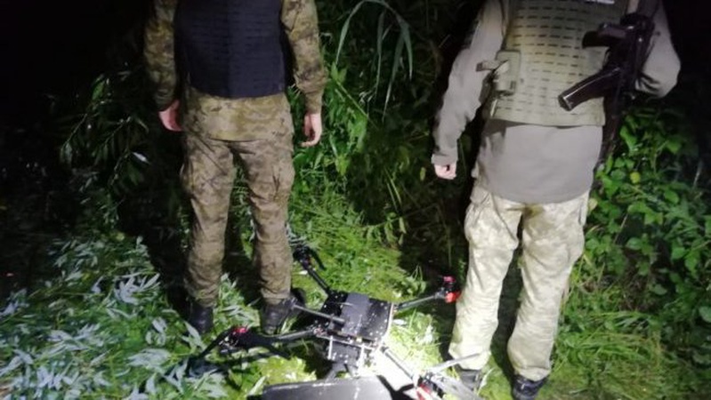 Луцькі прикордонники викрили дрон із контрабандою