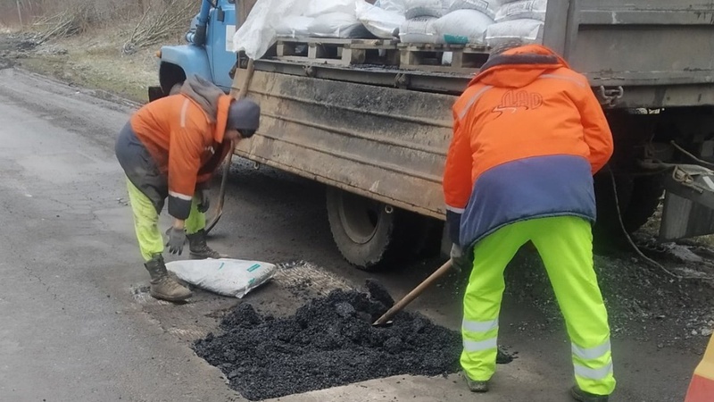Волинські дорожники ремонтують головні автошляхи області