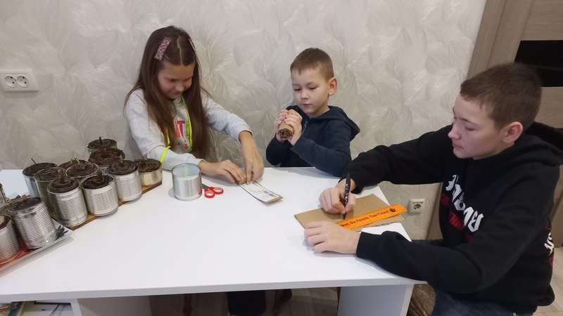 На Волині діти виготовляли окопні свічки, аби зігріти солдата