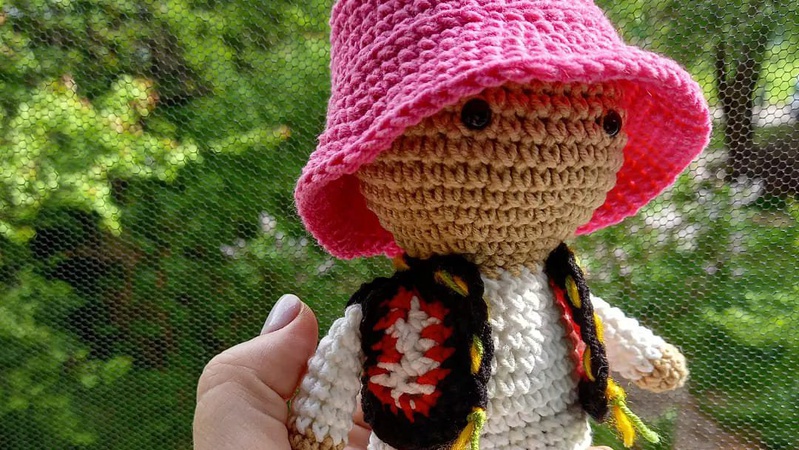 Волинянка в’яже іграшкового Калуша, а виручені кошти передає на ЗСУ