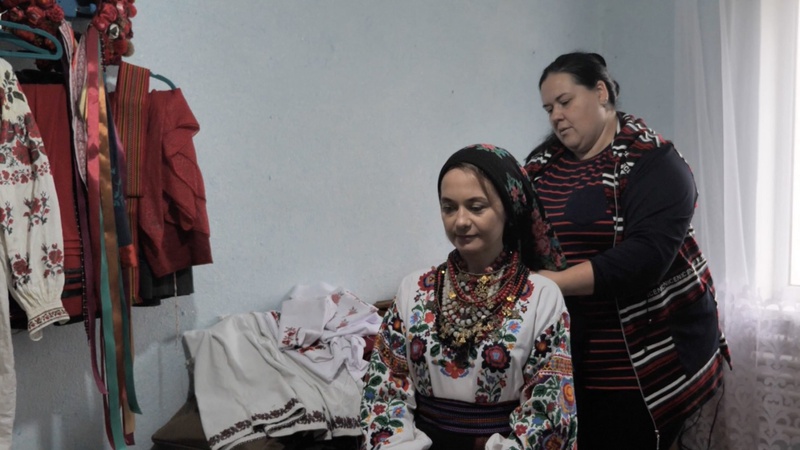 Дружина ветерана з Волині лікує людей з фронту через коней та етнічний одяг