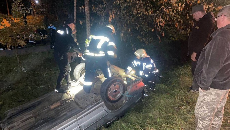 У Нововолинську ВАЗ злетів з дороги та перекинувся на дах