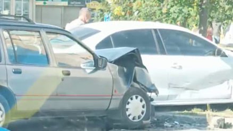 Капот повністю зім’яло: в Луцьк трапилася ДТП за участі двох автомобілів