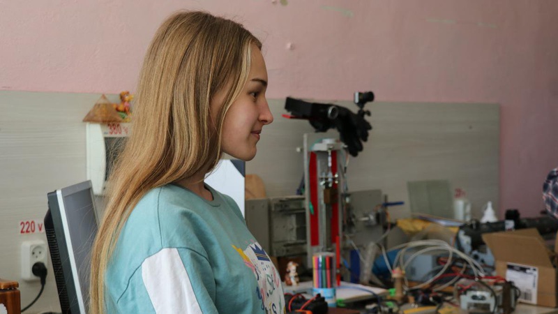 Юна волинянка навчила машини для обробки деталей грати музику