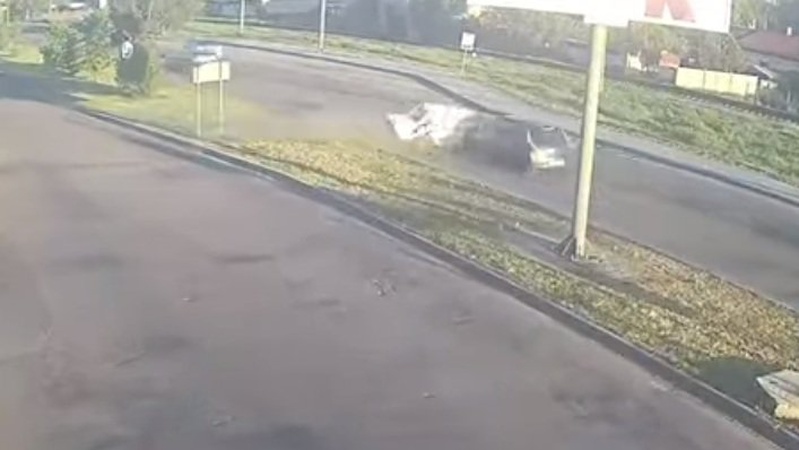 У Луцьку водій на «Жигулях» вилетів з другорядної дороги і «врізався» в «Ніссан». ВІДЕО