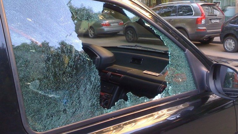 У Луцьку чоловік розбив скло в авто та вкрав 40 тисяч гривень