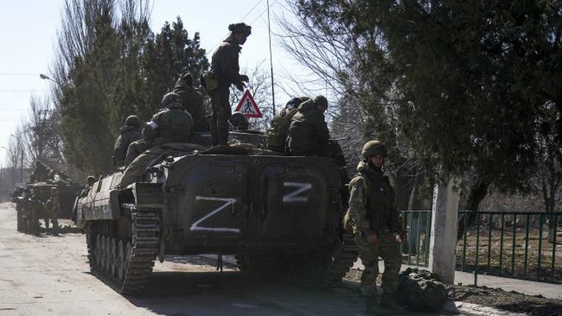 Росія перекидає броньовану техніку через Маріуполь