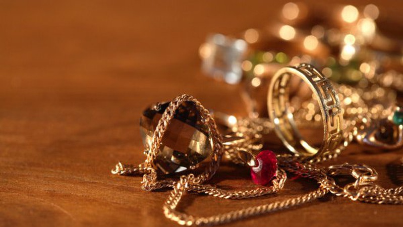 Волинські копи затримали групу злодіїв зі 100 тисячами і коштовностями