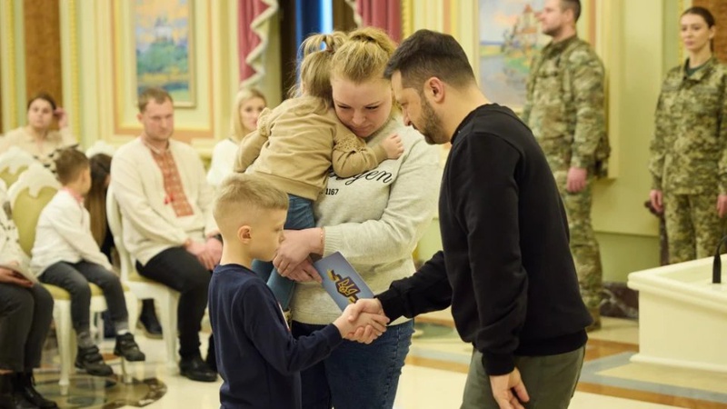 Сім’ї загиблого Героя, яка переїхала з Луганщини на Волинь, вручили ключі від квартири