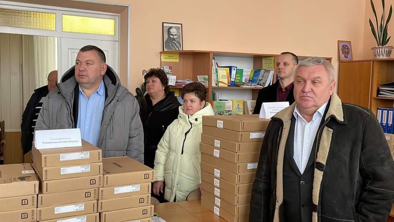 Вчителі-переселенці, які працюють на території Рожищенської громади, отримали ноутбуки