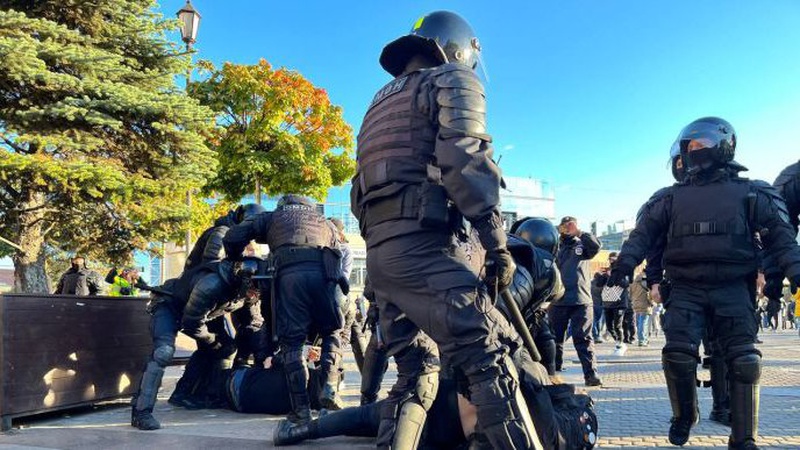 «Путіна в окопи!»: на акціях проти мобілізації в росії затримали сотні людей. ВІДЕО